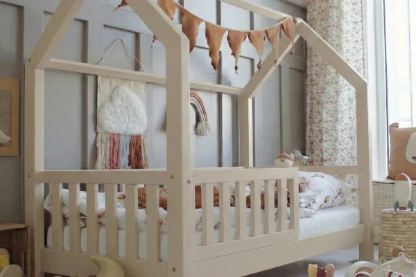 Κρεβάτι Montessori Bianco Luletto 90x200 με κάγκελα, από φυσικό ξύλο.