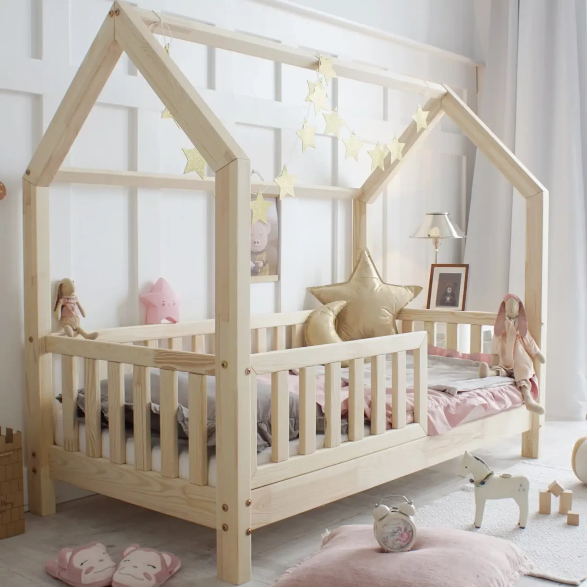 Luletto: Παιδικό κρεβάτι Montessori Bianco 90x200 με κάγκελα από φυσικό ξύλο.