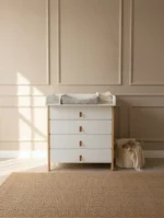 Βρεφική Συρταριέρα με Αποσπώμενη Αλλαξιέρα Scandi White & Natural Ingvart: Λευκή συρταριέρα με αλλαξιέρα.