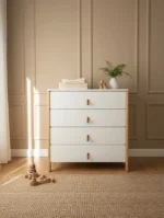 Βρεφική Συρταριέρα με Αποσπώμενη Αλλαξιέρα Scandi White & Natural Ingvart: Λευκή συρταριέρα με ξύλινα πόδια και δερμάτινες λαβές.