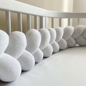 προϊόν Λευκή πάντα πλεξούδα Ingvart 220x16cm για προστασία μωρού στην κούνια.