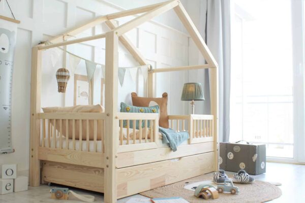 Χαμηλό παιδικό κρεβάτι Montessori σπιτάκι με συρτάρι μπροστινή όψη
