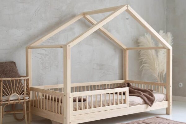 Χαμηλό παιδικό κρεβάτι Montessori σπιτάκι μπροστινή όψη