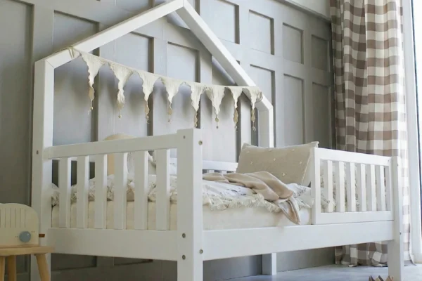 Παιδικό κρεβάτι Bali Montessori Luletto λευκό ξύλινο με κάγκελα.