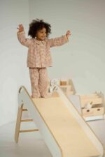 Αναδιπλούμενη ξύλινη τσουλήθρα Montessori BabyWood για παιδιά