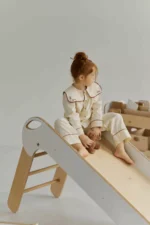 Αναδιπλούμενη ξύλινη τσουλήθρα Montessori για παιδιά, ασφαλής και διασκεδαστική.
