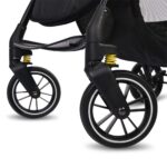 Μαύροι τροχοί καροτσιού με κίτρινες αναρτήσεις και λευκές λεπτομέρειες.