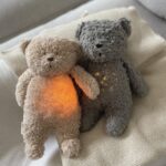 Επαναφορτιζόμενο βοήθημα ύπνου με αισθητήρα κλάματος από οργανικό βαμβάκι χρώμα Gray Bear M-GRN Moonie - Image 5