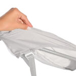 Γυναικείο χέρι προσαρμόζει γκρι ύφασμα σε μεταλλικό σκελετό