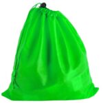 Πράσινη τσάντα πουγκί με κορδόνι περίσφιξης, ιδανική για αποθήκευση.