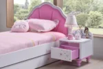 Ροζ παιδικό κρεβάτι με αρκουδάκι και κομοδίνο