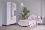 Παιδικό υπνοδωμάτιο: λευκό κρεβάτι, ντουλάπα, ροζ λεπτομέρειες