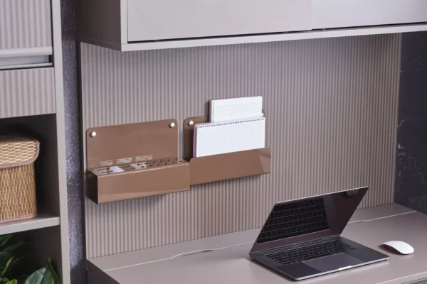 Πάνελ τοίχου Shadow 21833 Kupa: Οργανωτής με θήκες για έγγραφα και στυλό.