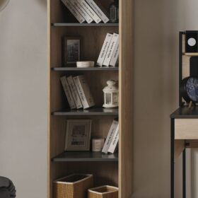 Βιβλιοθήκη NEON TEEN NO-110 Gencecix: Ψηλή βιβλιοθήκη με ξύλινα πλαϊνά και γκρι ράφια.