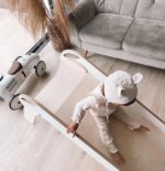 Ξύλινη Βιβλιοθήκη Montessori Τροχήλατη BabyWood, λευκή και φυσική, για παιδιά.