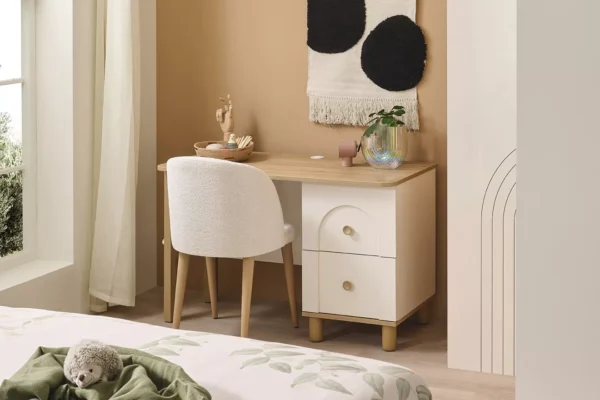 Λευκό γραφείο με συρτάρια και λευκή καρέκλα, ιδανικό για παιδιά.