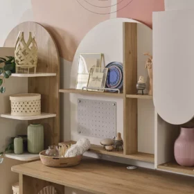 Επιτοίχιο γραφείο με ράφια: Μοντέρνος σχεδιασμός και διακοσμητικά στοιχεία.