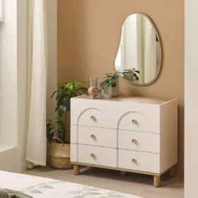 Λευκή συρταριέρα με ξύλινα στοιχεία: Μοντέρνο κομοδίνο για το υπνοδωμάτιο.