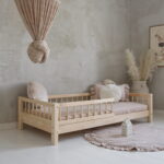 Luletto κρεβάτι Montessori Basic Bello 140x200 με φυσικό ξύλο και κάγκελα.