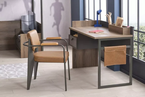 Γραφείο και καρέκλα μοντέρνου σχεδιασμού.