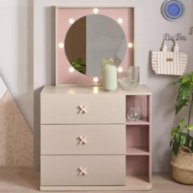 Συρταριέρα με στρογγυλό καθρέφτη και ροζ λεπτομέρειες για παιδικό δωμάτιο.