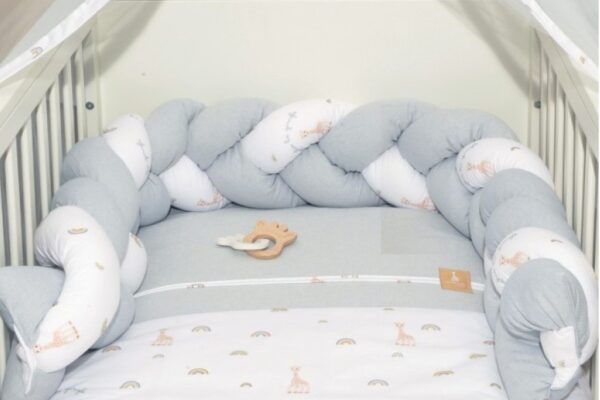 Πάντα κούνιας πλεξούδα Sophie La Girafe: Βρεφική προστασία με χαριτωμένο σχέδιο.