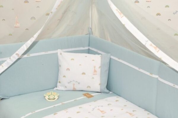 Σετ πάπλωμα και παπλωματοθήκη κούνιας Sophie La Girafe Baby Oliver.