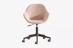Ροζ περιστρεφόμενη καρέκλα γραφείου με μαύρη βάση και ρόδες.