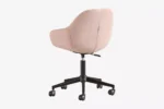 Ροζ εργονομική καρέκλα γραφείου με μαύρη βάση και ρόδες.