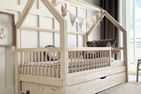 Παιδικό κρεβάτι Montessori Flora Plus σπιτάκι με συρτάρι, φυσικό ξύλο.