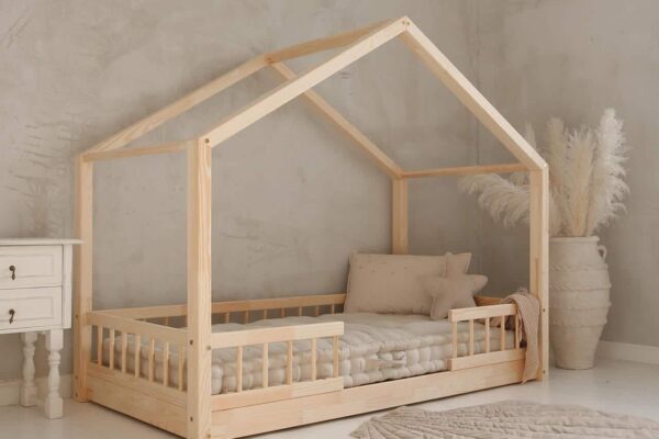 Luletto: Παιδικό κρεβάτι Montessori HouseBed Duo με κάγκελα, φυσικό ξύλο.