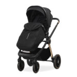 Μαύρο καρότσι μωρού με χρυσές λεπτομέρειες, άνετο και κομψό.