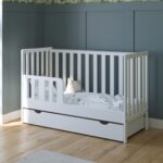 Λευκό ξύλινο βρεφικό κρεβάτι Bambi White 60x120 με συρτάρι.