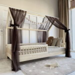 Κουρτίνα Οροφής Bianco Bed Cappuccino Voile Luletto: καφέ διακοσμητική κρεβατιού.