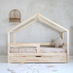 Κρεβάτι Montessori House Plus Luletto, παιδικό, ξύλινο, με κάγκελο και συρτάρι.