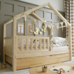 Luletto: Παιδικό κρεβάτι Montessori House Bed Plus με συρτάρι, φυσικό ξύλο.