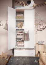 Λευκή ντουλάπα Luna με ροζ λεπτομέρειες, ιδανική για παιδικό δωμάτιο.