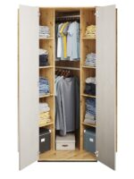 Ανοιχτή ντουλάπα με ράφια, κρεμαστά ρούχα και κουτιά αποθήκευσης.