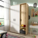 Ντουλάπα Qubic με λευκές πόρτες και ξύλινη όψη, ράφι και συρτάρι.