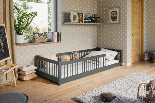 Κρεβάτι Montessori Pedro από μασίφ ξύλο Graphite 90x200cm με κάθετα κάγκελα.