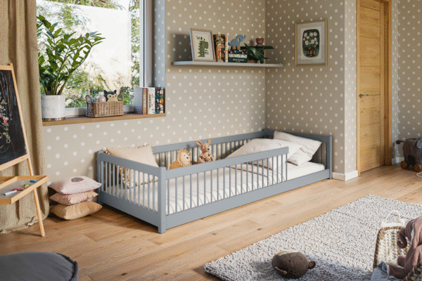 Κρεβάτι Montessori Pedro γκρι από μασίφ ξύλο πεύκου, κάθετα κάγκελα.