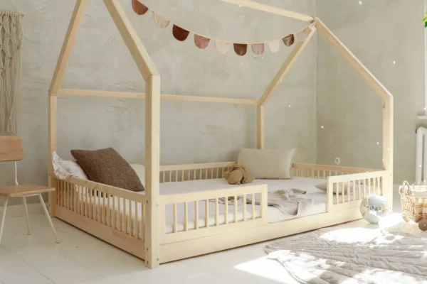 Κρεβάτι Montessori Piola Duo 140x200 από φυσικό ξύλο με κάγκελα.
