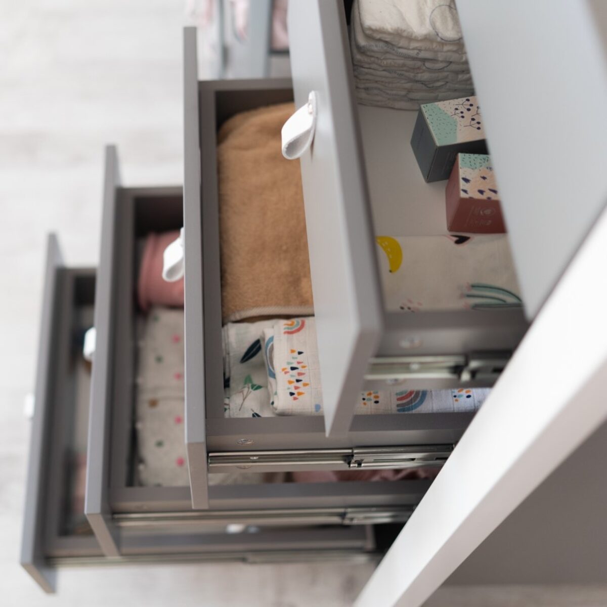 Βρεφική Συρταριέρα Veres Monaco 60cm, ανθρακί και φυσικό χρώμα, ιδανική για μωρά.