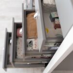 Βρεφική Συρταριέρα Veres Monaco 60cm, ανθρακί και φυσικό χρώμα, ιδανική για μωρά.