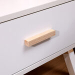 Λευκό κομοδίνο Paschal με φυσικό ξύλινο χερούλι, μοντέρνος σχεδιασμός.