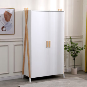 Λευκή ντουλάπα Paschal με ξύλινα στοιχεία, κομψή και πρακτική αποθήκευση.