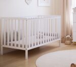 Ξύλινο βρεφικό κρεβάτι Bambi White BabyCute, διαστάσεων 70x140cm.