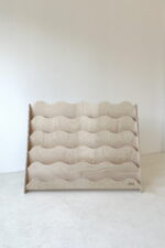Βιβλιοθήκη Montessori Wave Large Natural BabyWood: Παιδική βιβλιοθήκη WAVE φυσικό ξύλο.