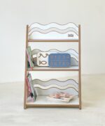 Ραφιέρα Montessori Wave Small White BabyWood: Παιδικό ράφι WAVE για βιβλία.
