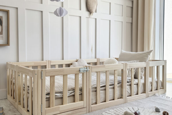 Κρεβάτι Montessori Modulo Luletto με πορτούλα, κάγκελα και φυσικό ξύλο.